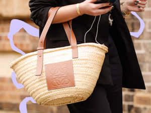 Loewe编织篮包 — 氛围感女孩动图 壁纸