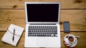 Macbook Air 在木桌上 — MacBook Air 壁纸