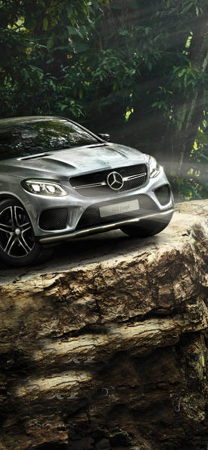 Mercedes iPhone X Forest Cliff — iPhone 14 Plus 壁纸