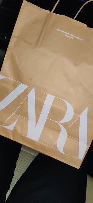 Zara 纸袋手机壁纸 — iPhone 11 Pro Max 壁纸
