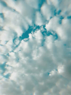 蓝天白云背景 — iPad Pro 12.9 壁纸