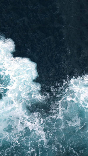 海浪拍岸俯瞰图 iPhone 壁纸