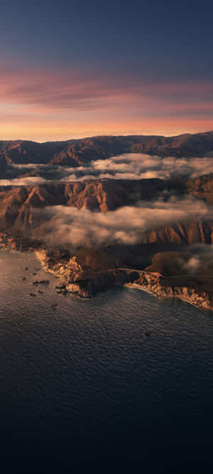 傍晚天空下岸边船只与山脉 — Oppo A6s 壁纸
