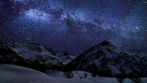 带有星星的雪山山脉壁纸 — 1600x900 壁纸