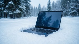 一台Chromebook深陷雪中，背景是雪地森林。