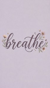 柔和美学格言壁纸，以薰衣草色调呈现“呼吸”字样与花卉点缀。 — iPhone 8 壁纸