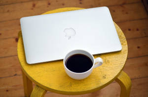 咖啡与 Macbook Air 壁纸
