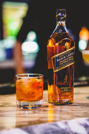 品味高雅——黑牌威士忌瓶与酒杯 — 小米平板8 Pro 壁纸