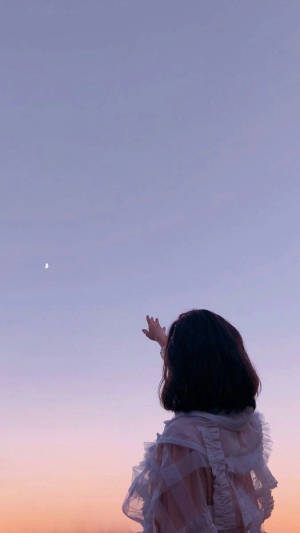 唯美手机女孩与晴朗天空 — 月亮美学 壁纸