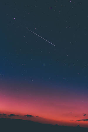 粉紫色夜空与流星，梦幻而戏剧性的天空与星辰。