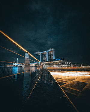 夜间空旷城市道路桥梁的壁纸