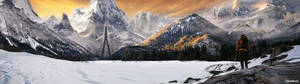 徒步者仰望雪山壁纸 — 5120x1440 壁纸