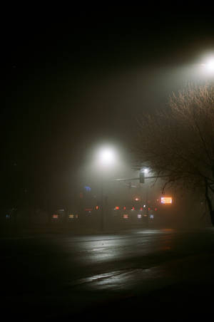 空旷的夜间街道与发光路灯壁纸