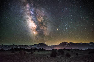 山峦之上的星空之夜壁纸