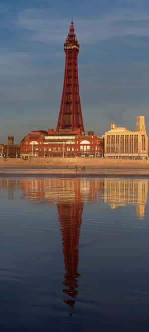 布莱克浦塔的倒影 — Pixel 9 壁纸