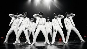 一张黑白戏剧性的Kpop男团身着白色西装的照片。 — Kpop GIF 壁纸