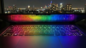 Chromebook彩虹背光键盘特写，背景为城市夜景。 — Chromebook 壁纸