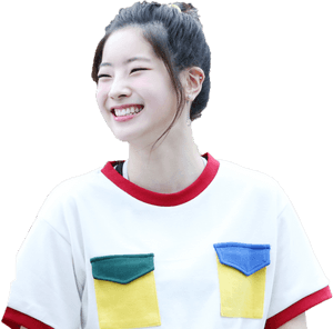 微笑女子穿着彩色上衣