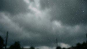 灰色的天空伴随着雨落，营造出忧郁而伤感的氛围。 — 天空景观 壁纸