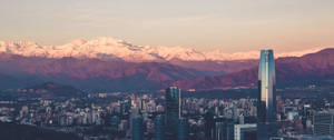 超宽地平线，有建筑和一座山，以及柔和的光线反射。 — 3440x1440 壁纸
