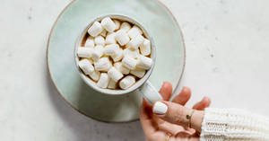 手与迷你棉花糖壁纸 — 冬季 壁纸
