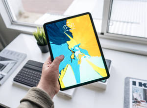 手持Apple iPad Pro的人 — iPad Mini 壁纸
