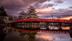 日落阴云下的松本城 — 日本动图 壁纸