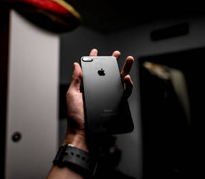 浅焦摄影：黑色iPhone 7 Plus — iPhone 8 壁纸