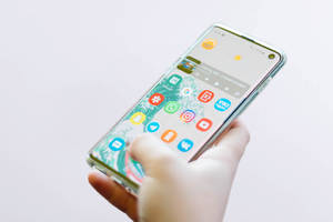 明亮环境中的精致三星Galaxy S10 — 三星 Galaxy S22 壁纸