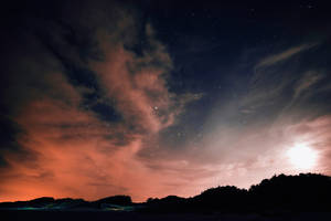 粉色夜空与云彩的壁纸