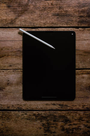 木质桌面上的Apple iPad Pro — iPad Mini 壁纸