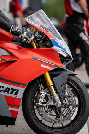 杜卡迪 Panigale V4S 红色摩托车 — 小米平板8 壁纸