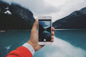 拍摄湖泊照片的人 — iPhone 8 壁纸