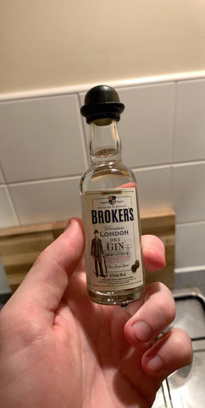 标题：迷你Brokers金酒瓶 — 18:9 壁纸