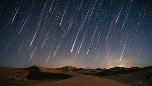 沙漠沙丘上空的流星雨，点缀着繁星夜空。 — 天空景观 壁纸