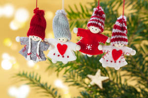 戴着帽子的圣诞玩具壁纸。
