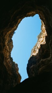 从洞穴内部仰望天空的景色。 — 天空景观 壁纸