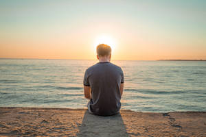 海边静思男子 — 海洋 壁纸