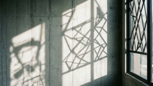白色混凝土墙上的抽象阴影图案，兼具艺术感与现代感。 — 白色美学 壁纸
