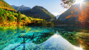 清澈蓝色湖水的湖景壁纸 — 1600x900 壁纸