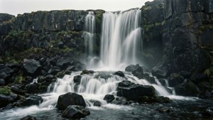 黑白色调的瀑布与雾气缭绕的岩石 — 灰色美学 壁纸