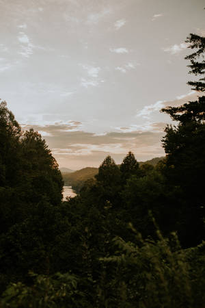烟雾山群湖景 — 小米平板8 Pro 壁纸
