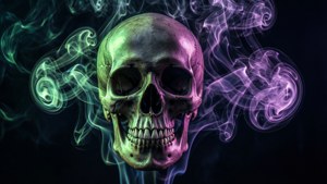 一个骷髅头喷出彩色烟雾，形成超现实的形状。 — 迷幻暗黑美学 壁纸