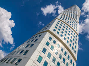 瑞典最高建筑旋转 torso 的戏剧性天际线景观 — 蓝天 壁纸