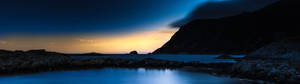 超广角风景，暗色山脉与清澈蓝色水域 — 3840x1080 壁纸