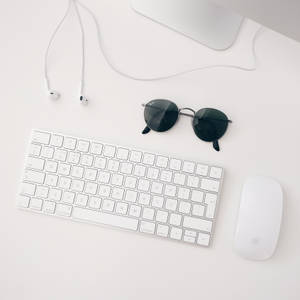 白色Apple MAC简约壁纸，包括iMAC、无线键盘、Magic Mouse和耳机。 — 干净 壁纸