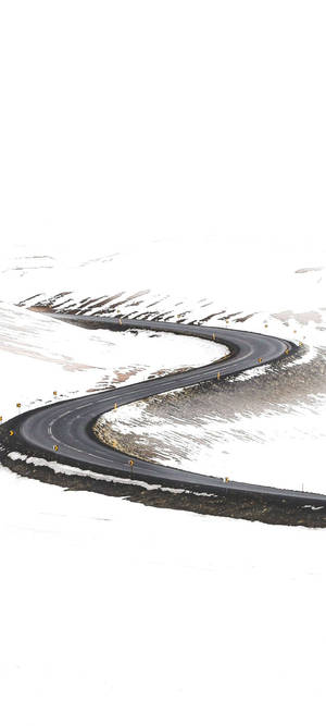 白色 iPhone 雪 S 形道路 — iPhone 14 Plus 壁纸