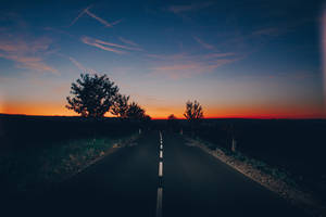 空旷道路上方唯美天空 — 美学天空 壁纸