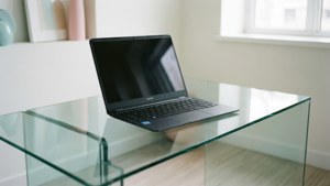 玻璃桌上摆放一台Chromebook的干净简约场景