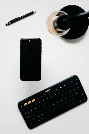 简约iPhone桌面与黑色键盘 — 小米平板9 Pro Max 壁纸